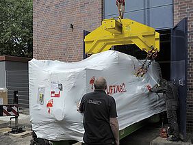 Einbau des neuen BHKW in der EPL-Energiezentrale Schildhof in Langenhagen