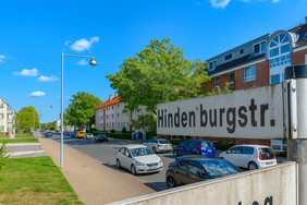 Das Foto zeigt die Hindenburgstraße in Langenhagen. Im Vordegrund ist das Strassenschild "Hindenburgstraße" zu sehen.