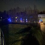 Feuerwehrfahrzeuge fahren im Dunkeln auf das BiKa-Gelände. 